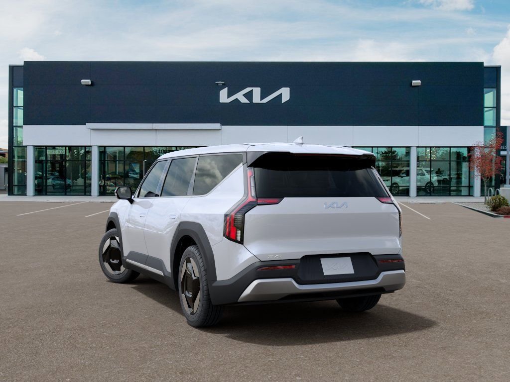 New 2026 White Kia Light image 4