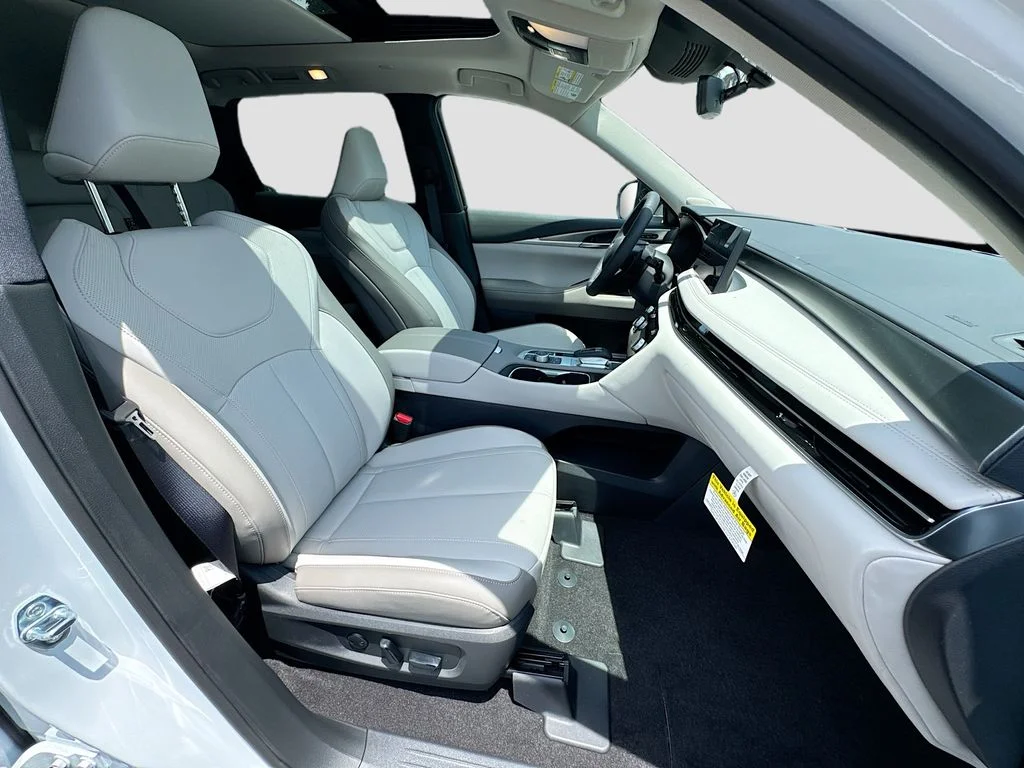 New 2027 RADIANT WHITE INFINITI Luxe FWD image 31
