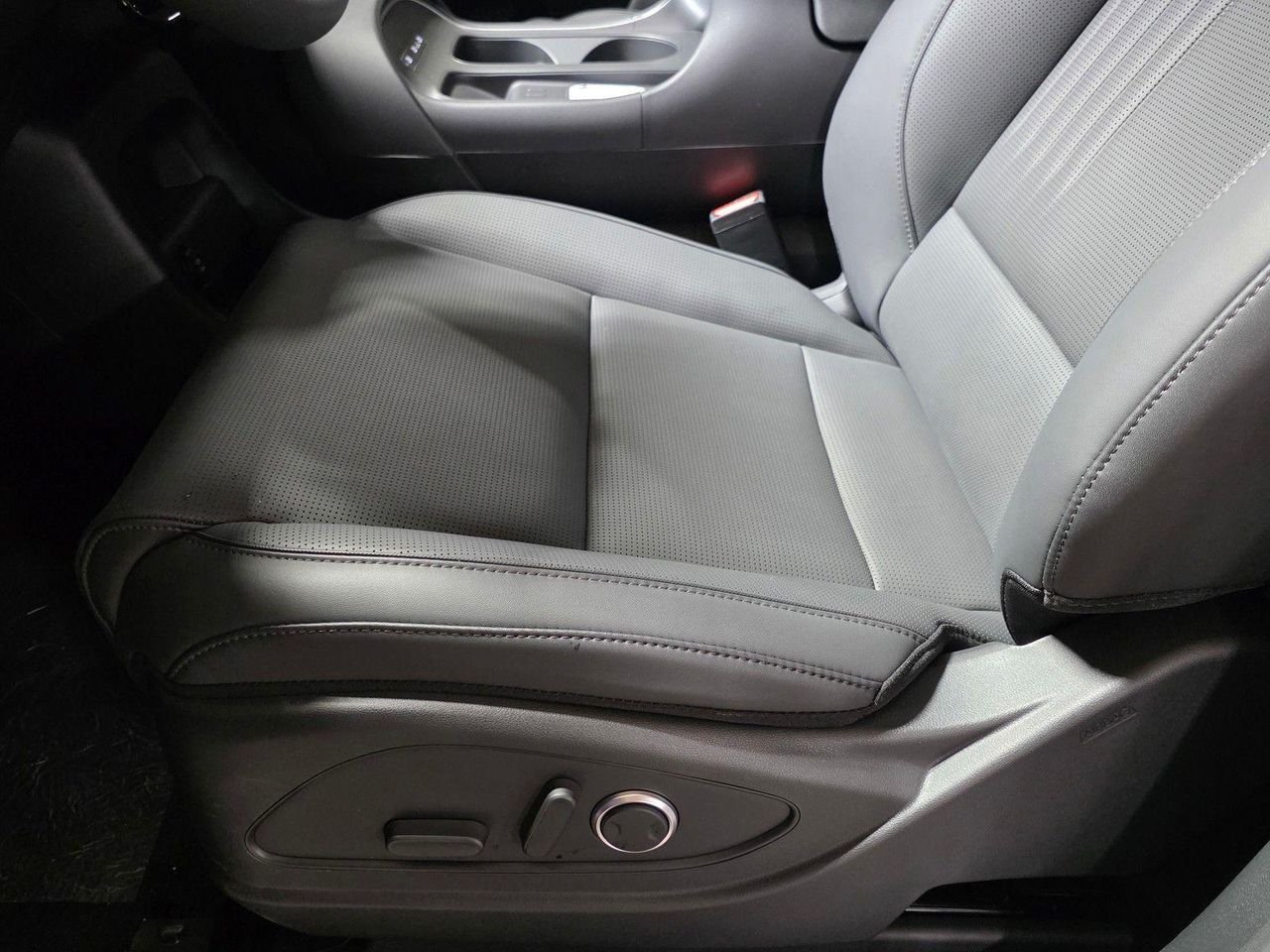 New 2027 Shimmering Silver Hyundai Blue SEL 7P image 24
