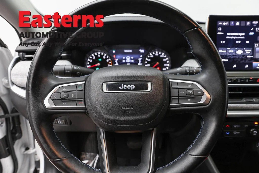 Used 2022 White Jeep Latitude image 10