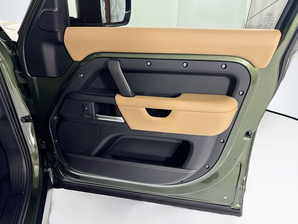 New 2026 Woolstone Green Land Rover X-Dynamic SE image 26