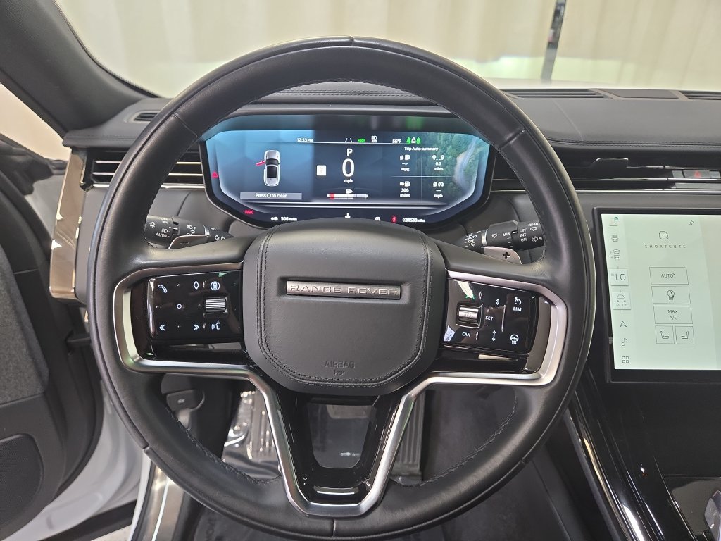 Used 2025 Fuji White Land Rover SE image 2