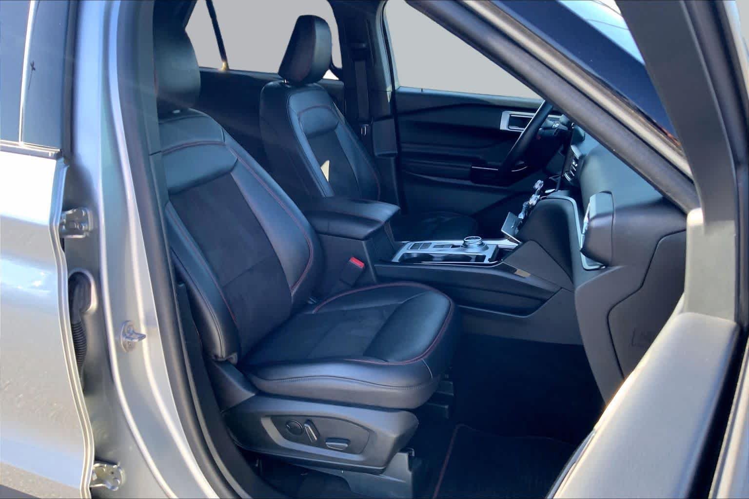 Used 2023 Iconic Silver Metallic Ford ST-Line image 9
