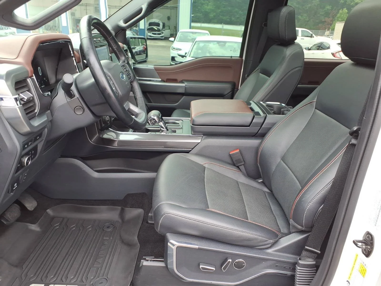 Used 2023 White Metallic Ford LARIAT image 4