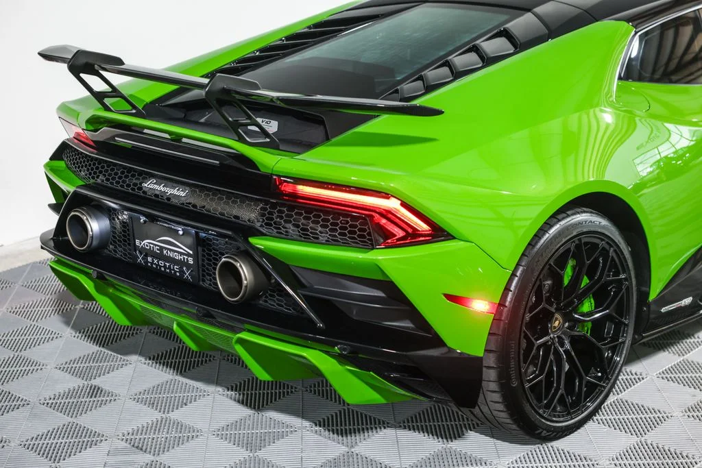 Used 2021 Green Lamborghini Base image 8