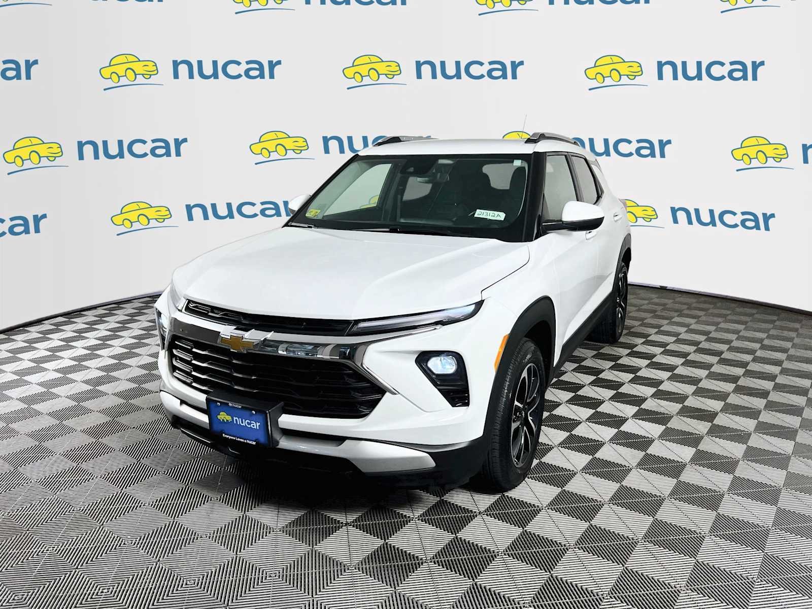 Used 2025 Summit White Chevrolet LT image 3