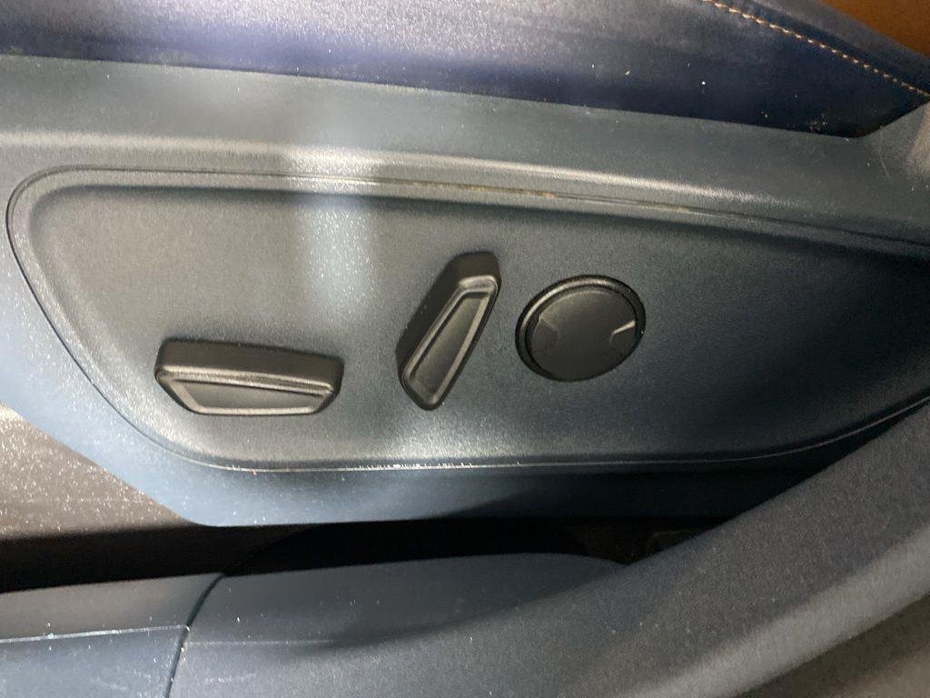 Used 2022 Blue Metallic Ford LARIAT image 6