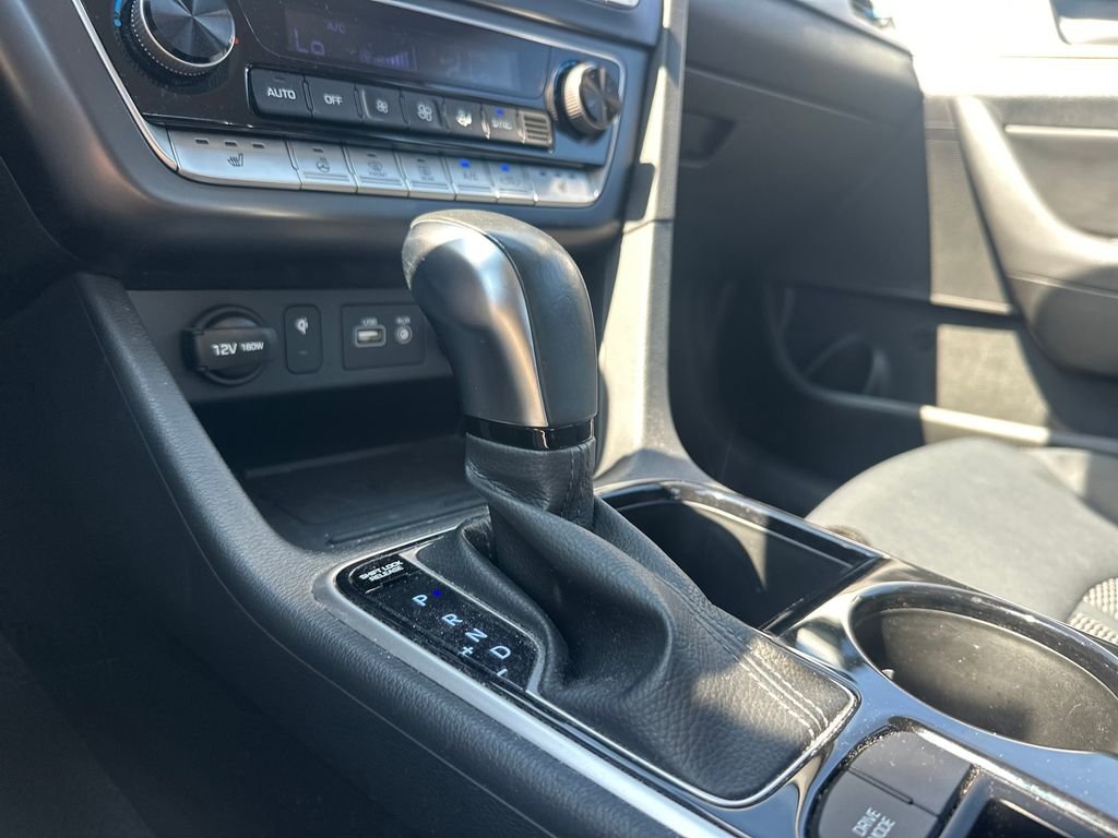 Used 2019 White Hyundai SEL image 17
