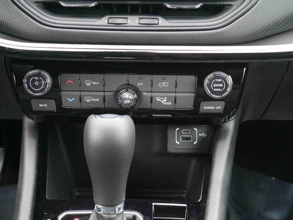 New 2026 Red Hot Pearl-Coat Exterior Paint Jeep Latitude image 5