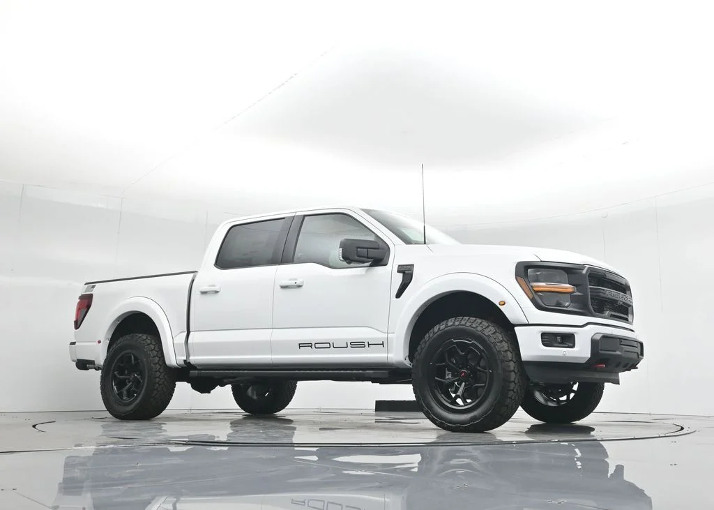 New 2025 Oxford White Ford XLT image 3