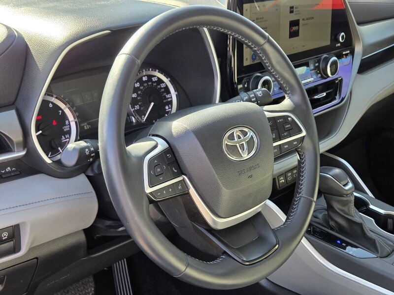 Used 2025 Silver Toyota XLE image 28