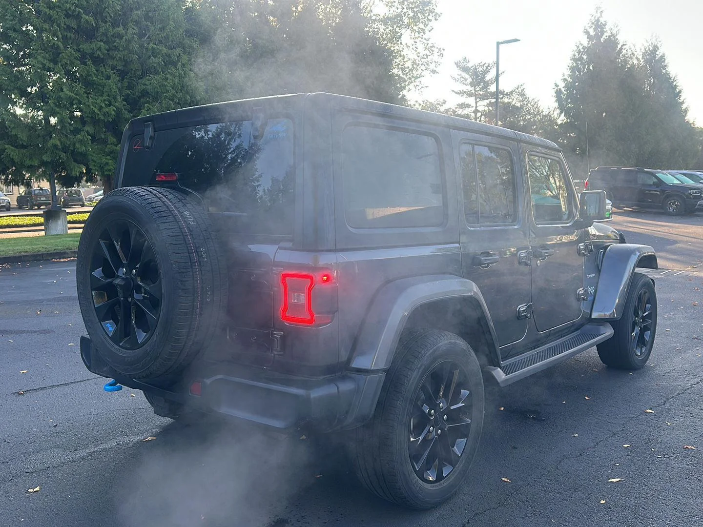 Used 2022 Granite Crystal Metallic Clearcoat Jeep Unlimited Sahara image 4