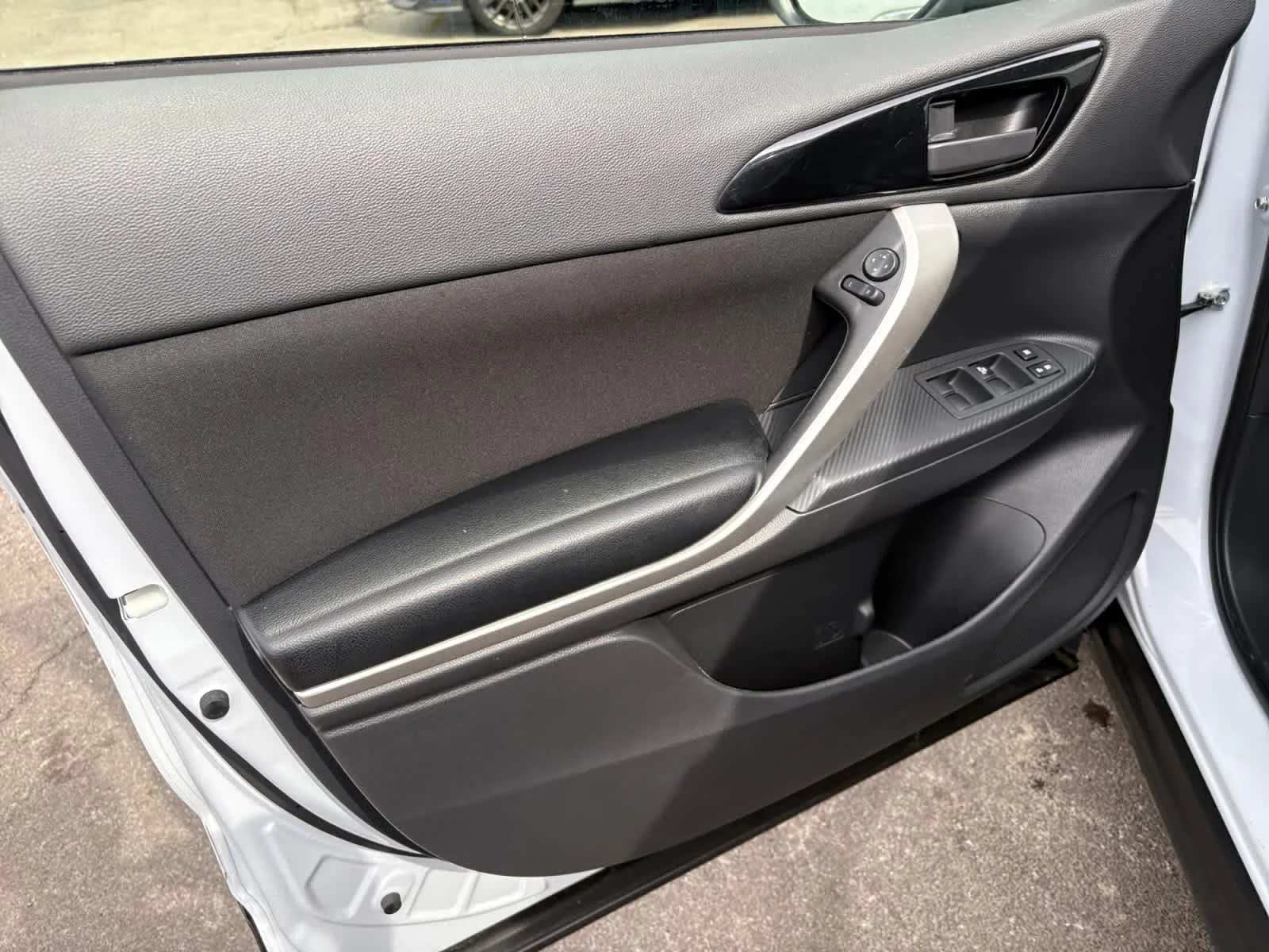 Used 2025 White Diamond Mitsubishi ES image 12