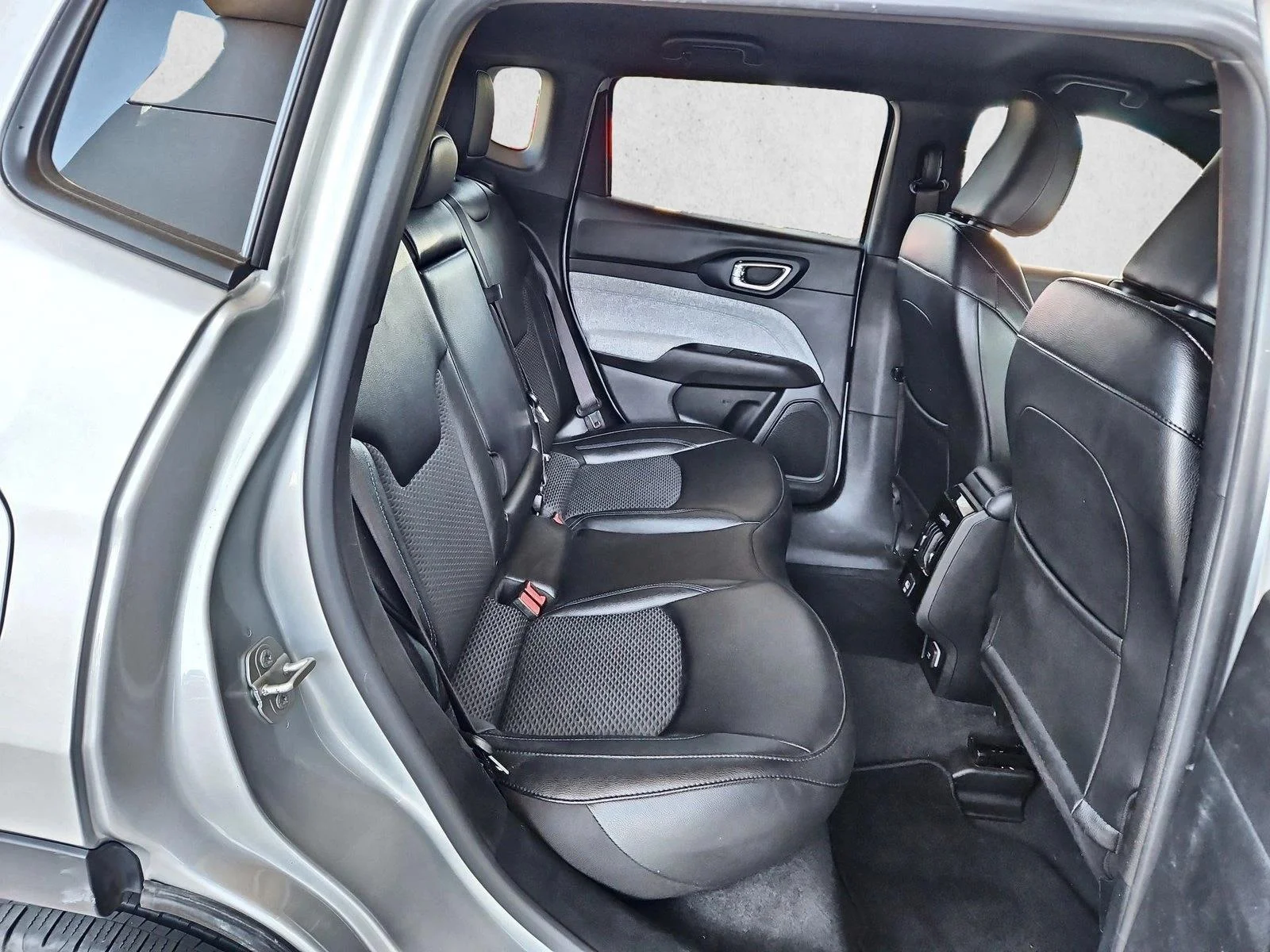 Used 2024 Silver Zynith Metallic Clearcoat Jeep Latitude image 19