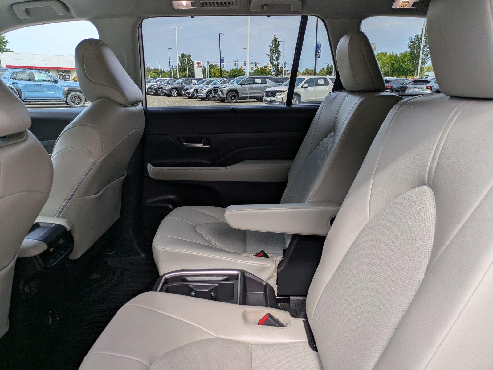 Used 2025 Wind Chill Pearl Toyota Hybrid XLE image 14