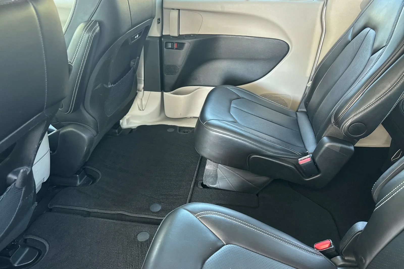 2024 Chrysler Pacifica Touring L - Photo 12