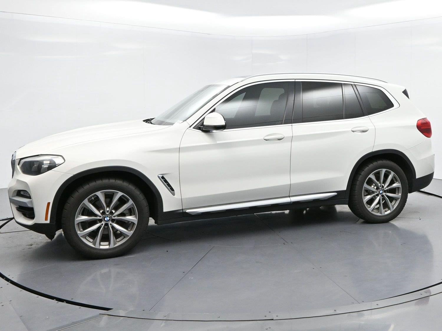 Used 2019 Alpine White BMW sDrive30i image 3
