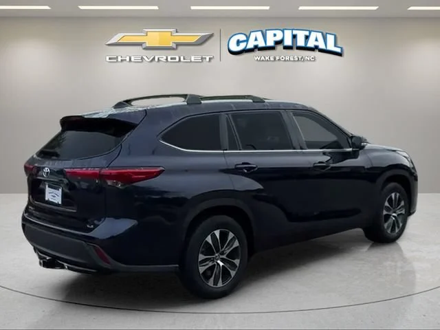 Used 2020  Toyota XLE image 6