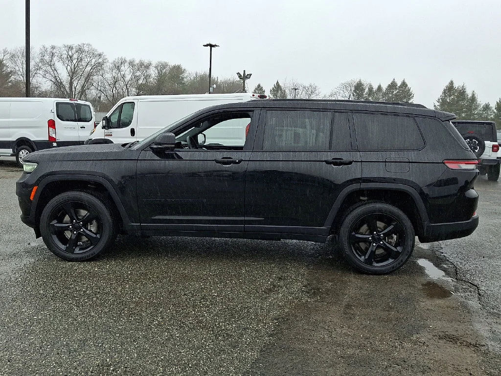 Used 2023 Black Jeep Altitude image 7