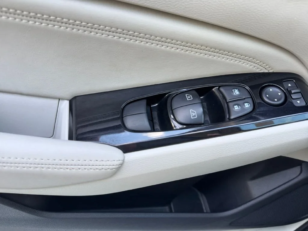 Used 2020 White Nissan 2.5 SV image 13