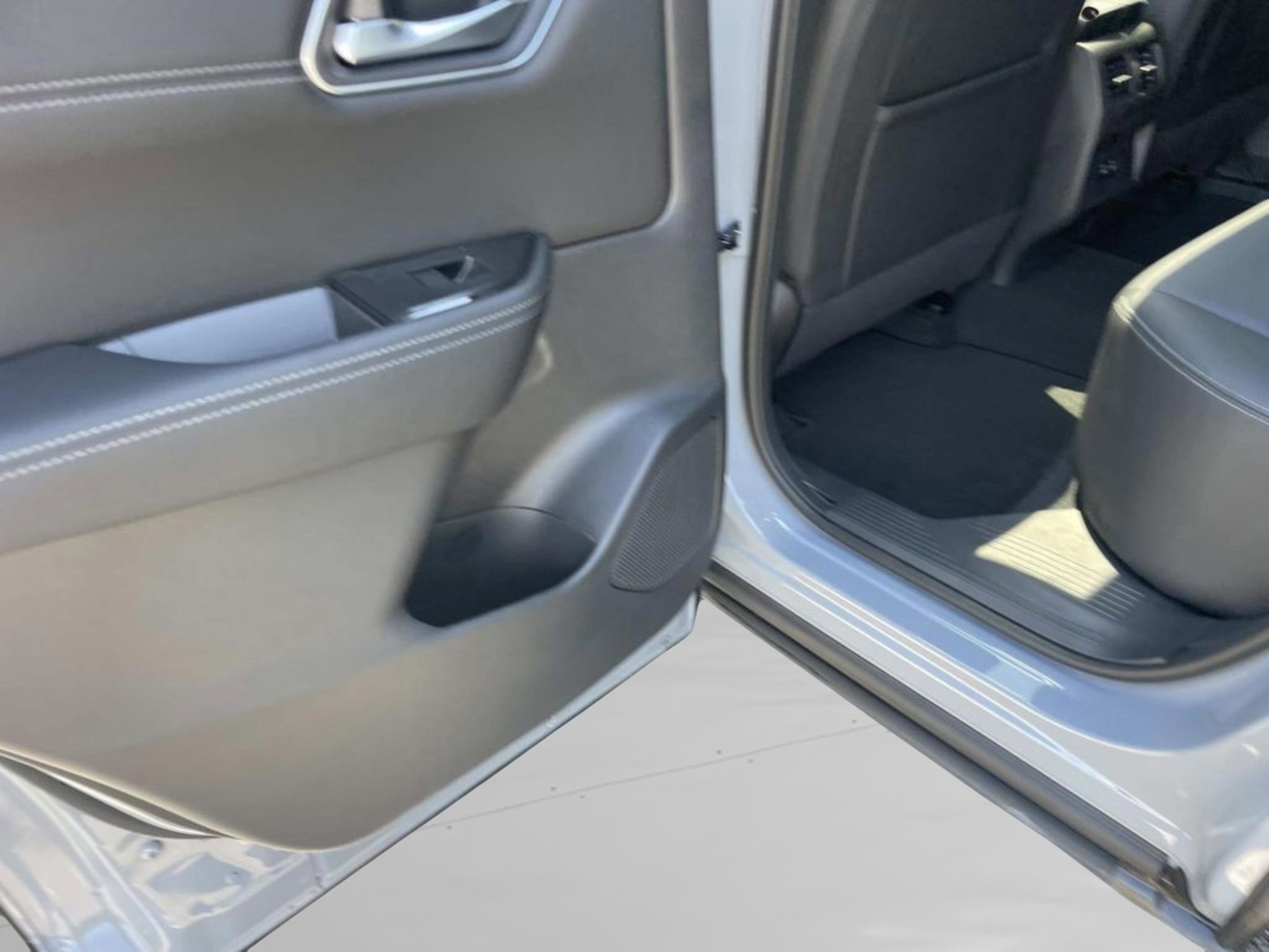 New 2026 Boulder Gray Pearl / Super Black Two-tone Nissan Platinum image 11