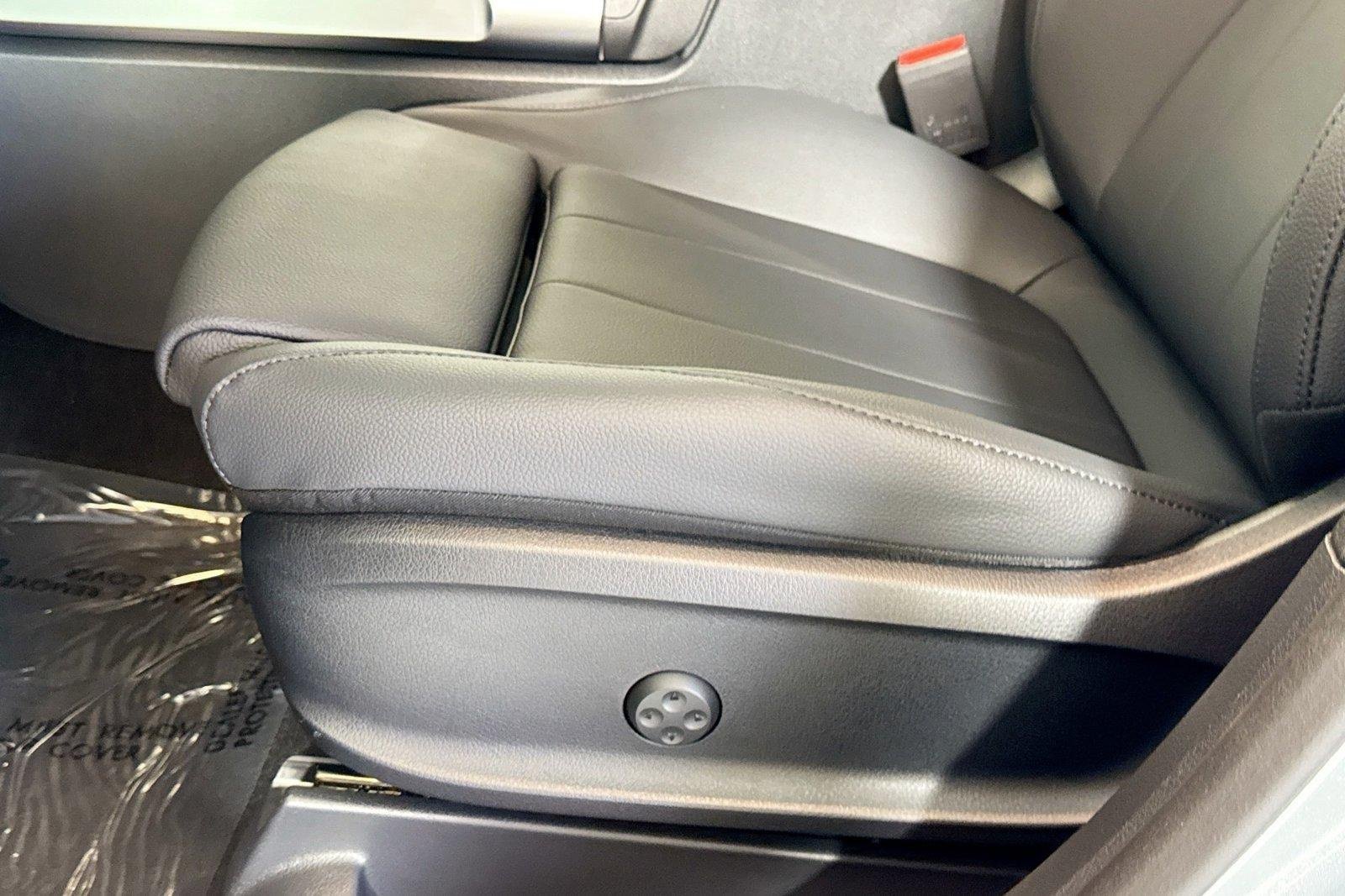 New 2026 Cirrus Silver Metallic Mercedes-Benz GLB 250 image 17