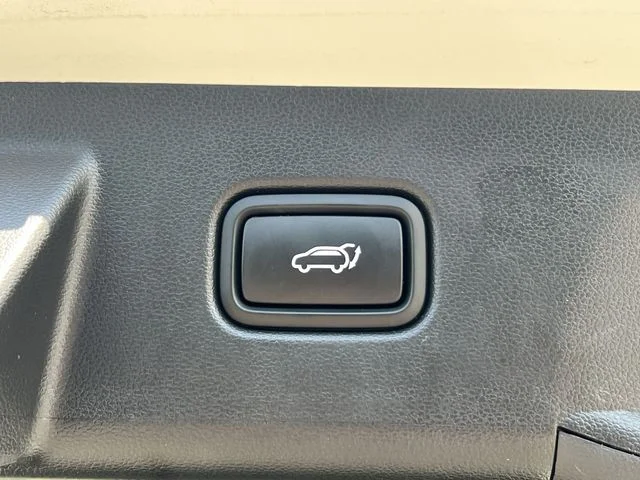 Used 2025 White Hyundai SEL Convenience image 41