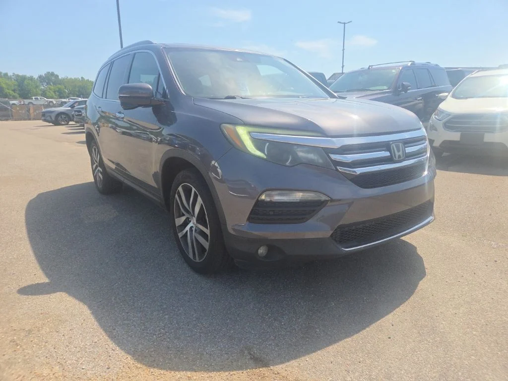 Used 2017  Honda Touring image 1