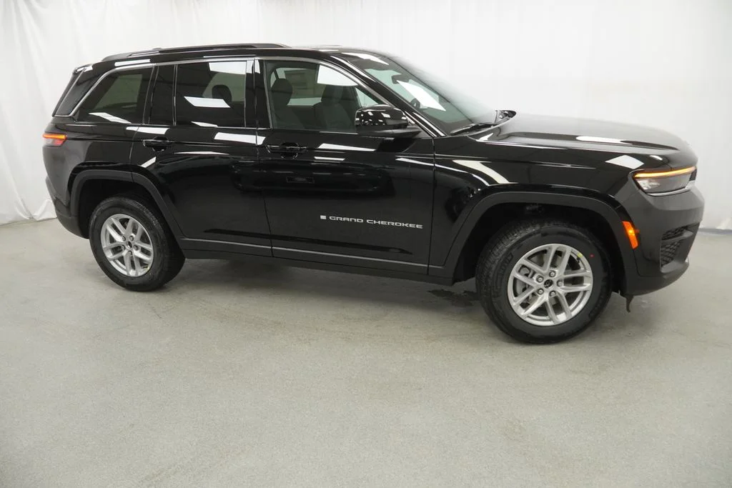 New 2026 Diamond Black Crystal Pearl-Coat Exterior Paint Jeep Laredo X image 9