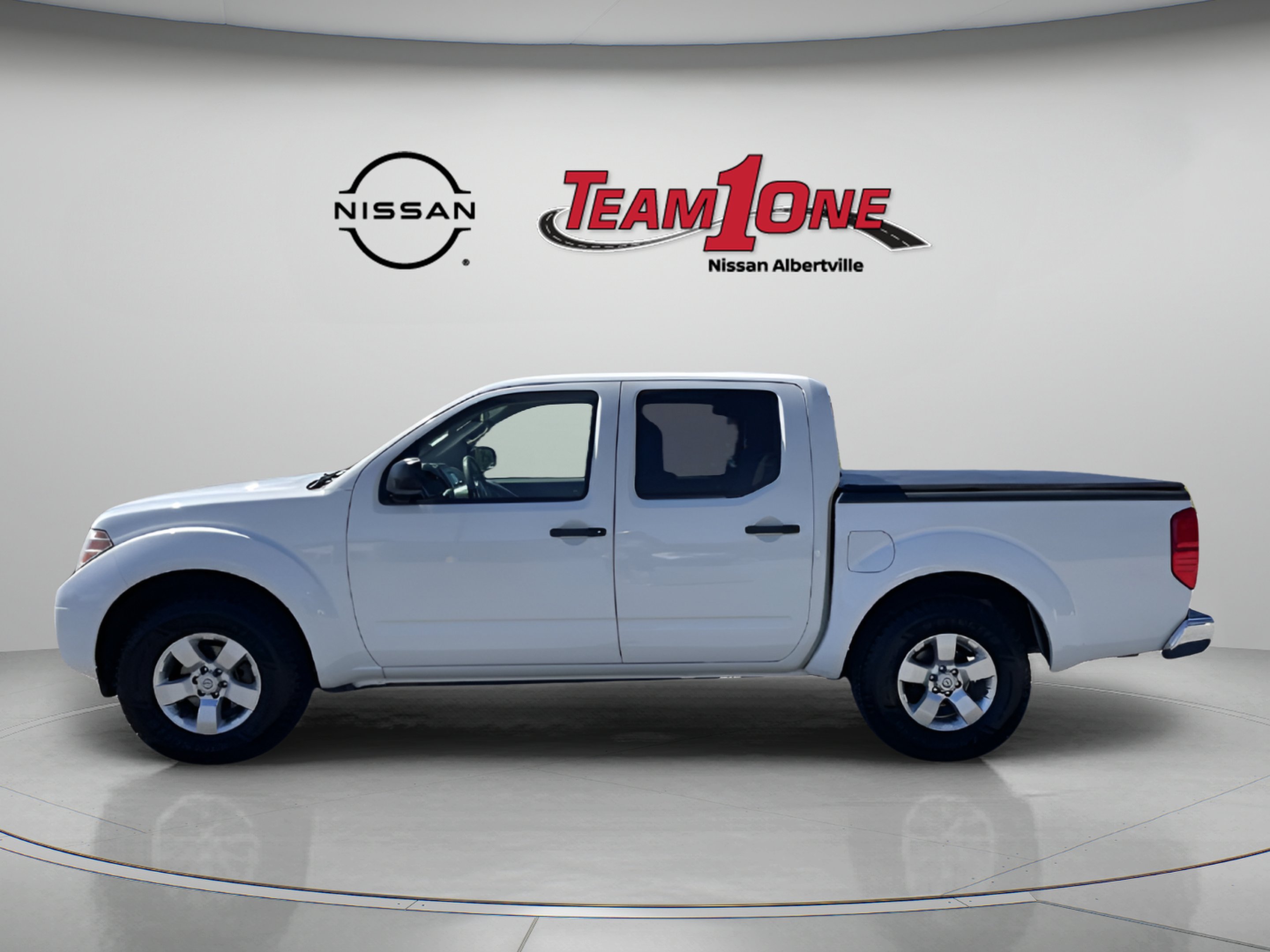 Used 2013 White Nissan SV image 4