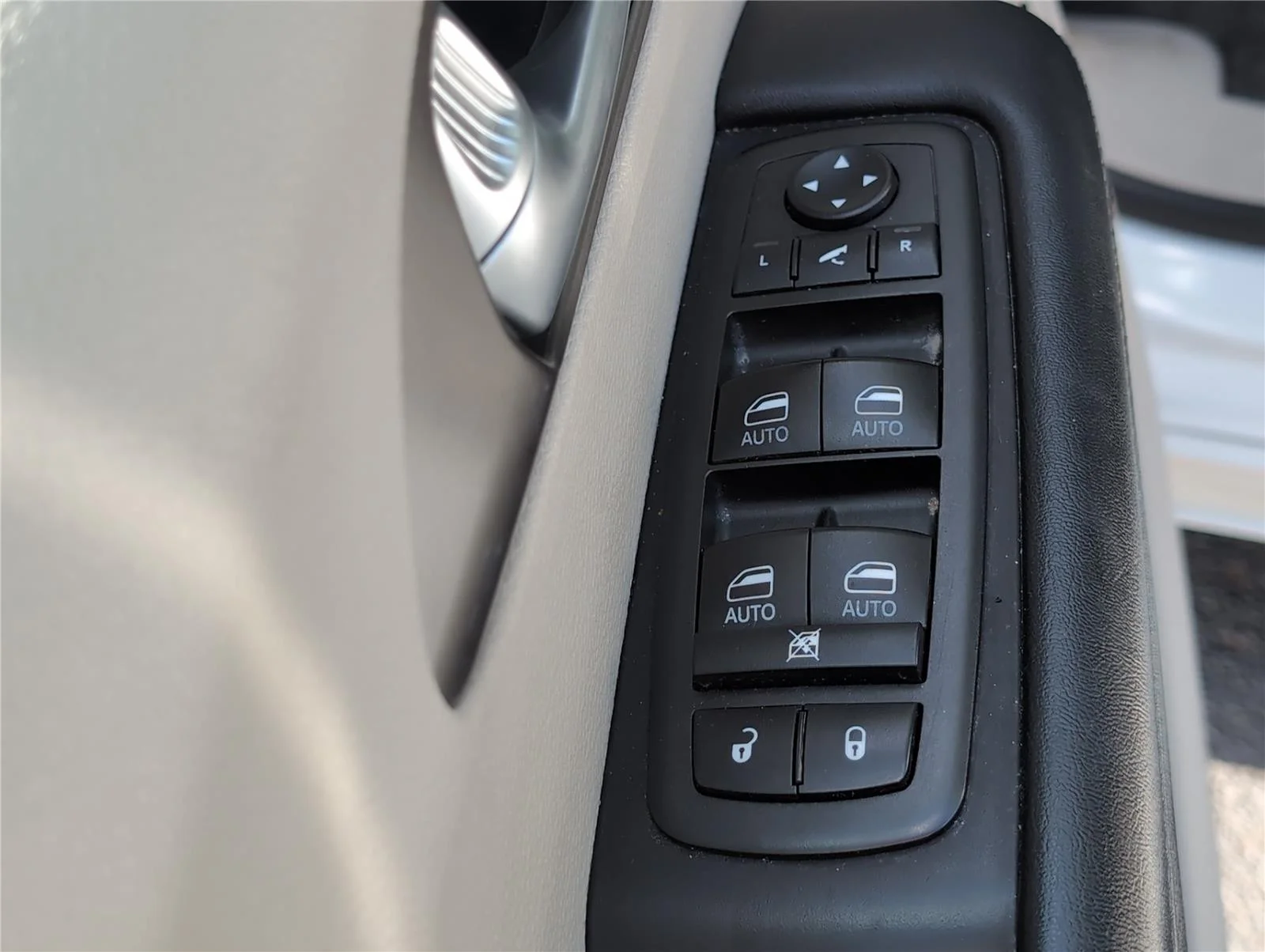Used 2018 Bright White Clearcoat Chrysler Limited image 19