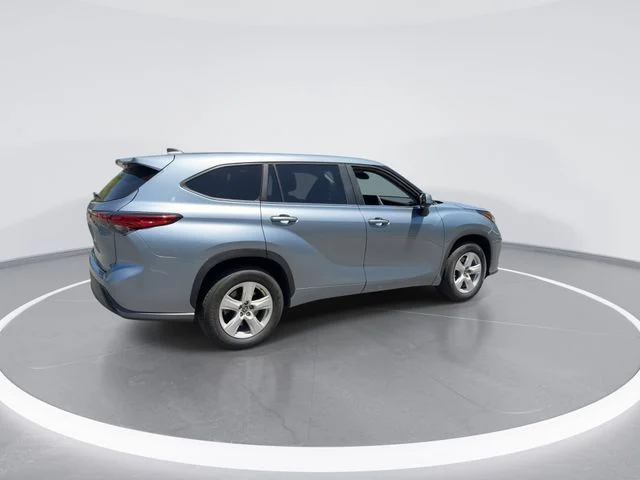 Used 2023  Toyota LE image 8