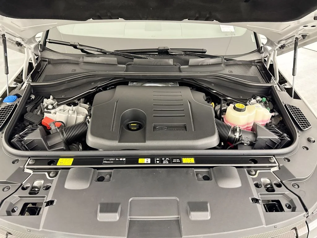 New 2026 Borasco Grey Land Rover SE image 32