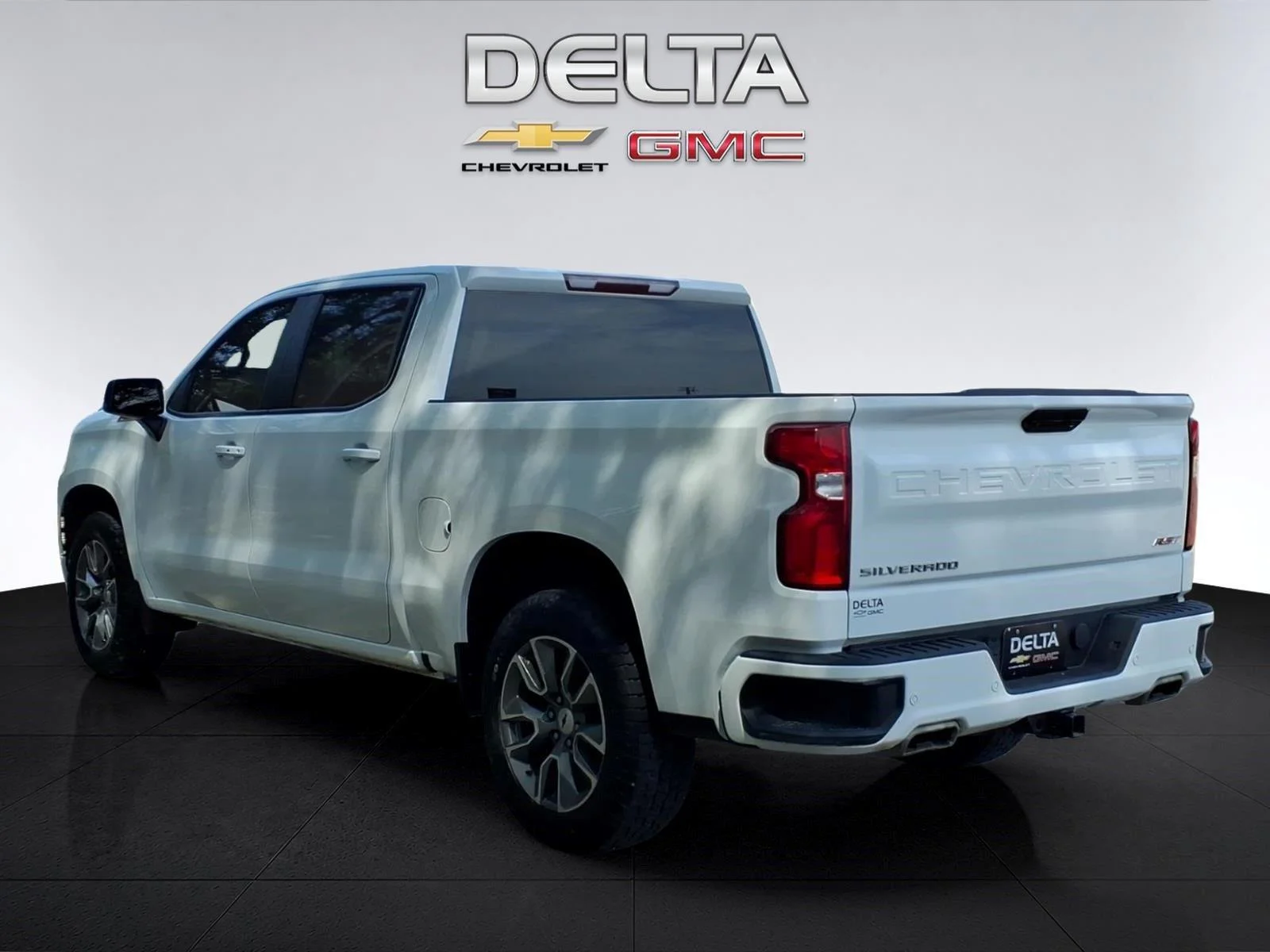 Used 2022 SUMMIT WHITE Chevrolet RST image 3