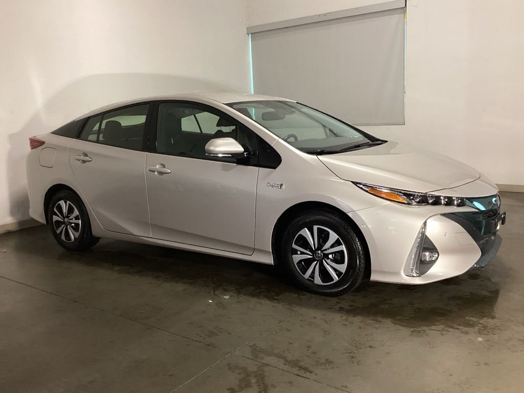 Used 2018 Silver Toyota Advanced image 9