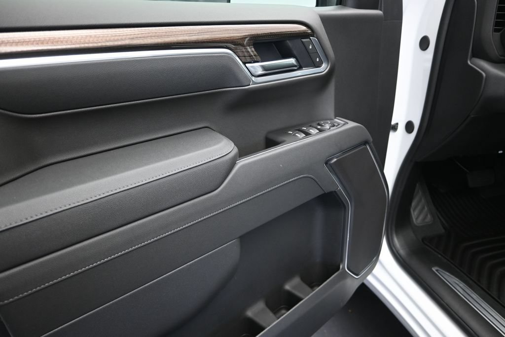 New 2026 Summit White Chevrolet LT (2FL) image 11