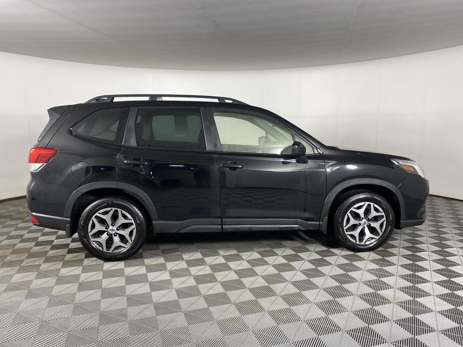 Used 2023 Crystal Black Silica Subaru Premium image 8