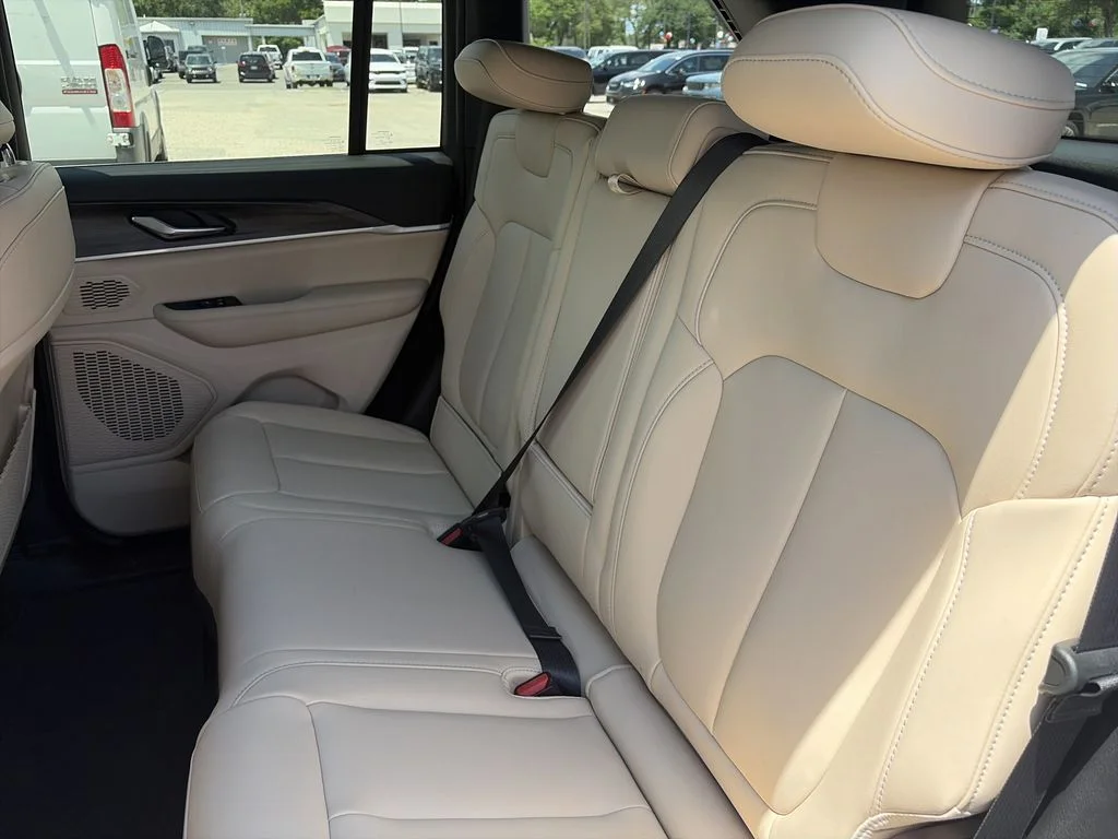 New 2026 Bright White Clear-Coat Exterior Paint Jeep Limited image 28