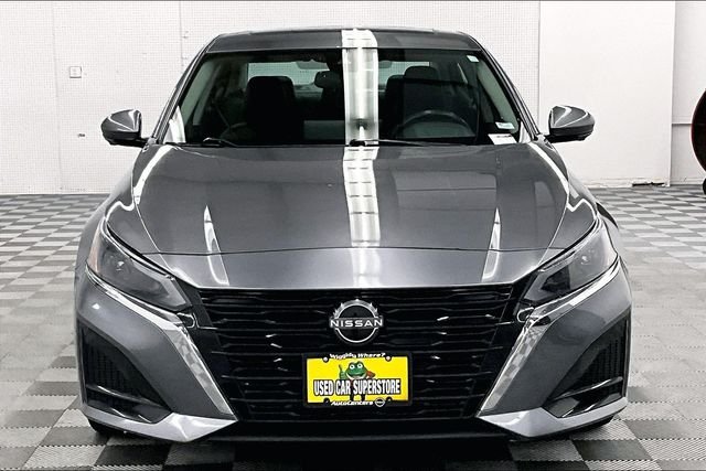 Used 2024 Gun Metallic Nissan Platinum image 4