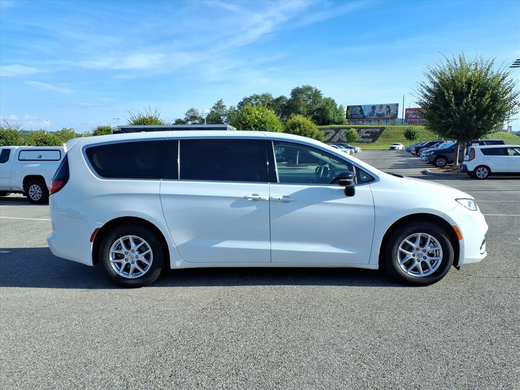 Used 2024 White Chrysler Touring L image 3