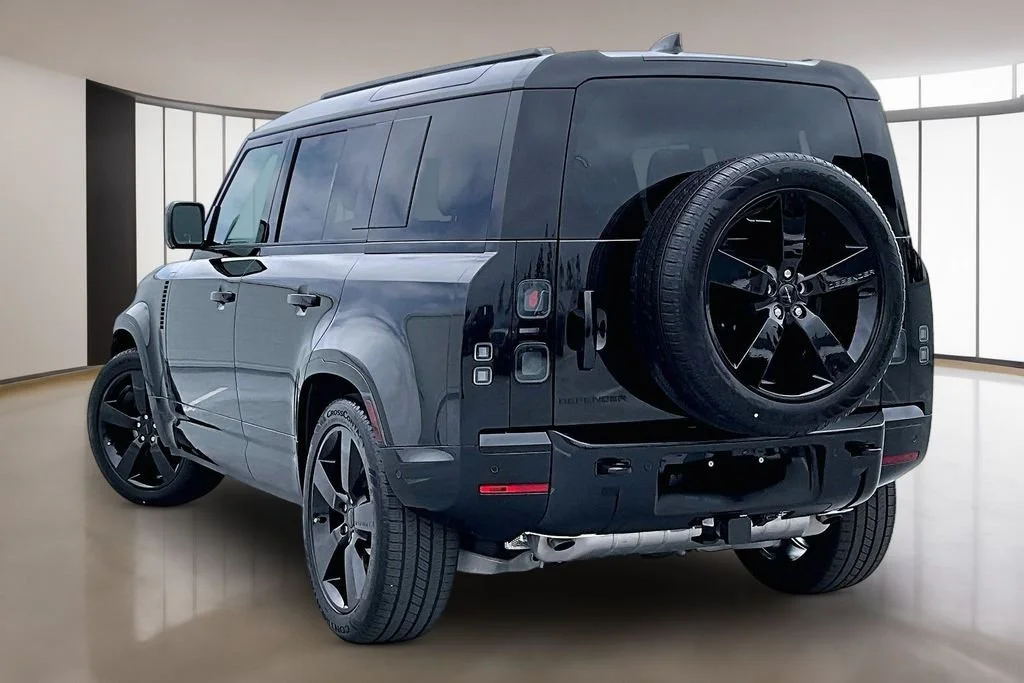 New 2026 Santorini Black LAND ROVER X-Dynamic SE image 3