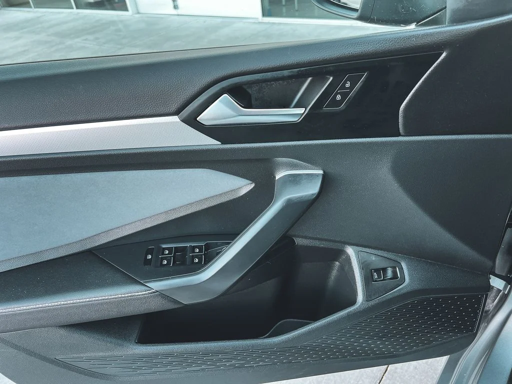 2025 Volkswagen Jetta SE - Photo 11