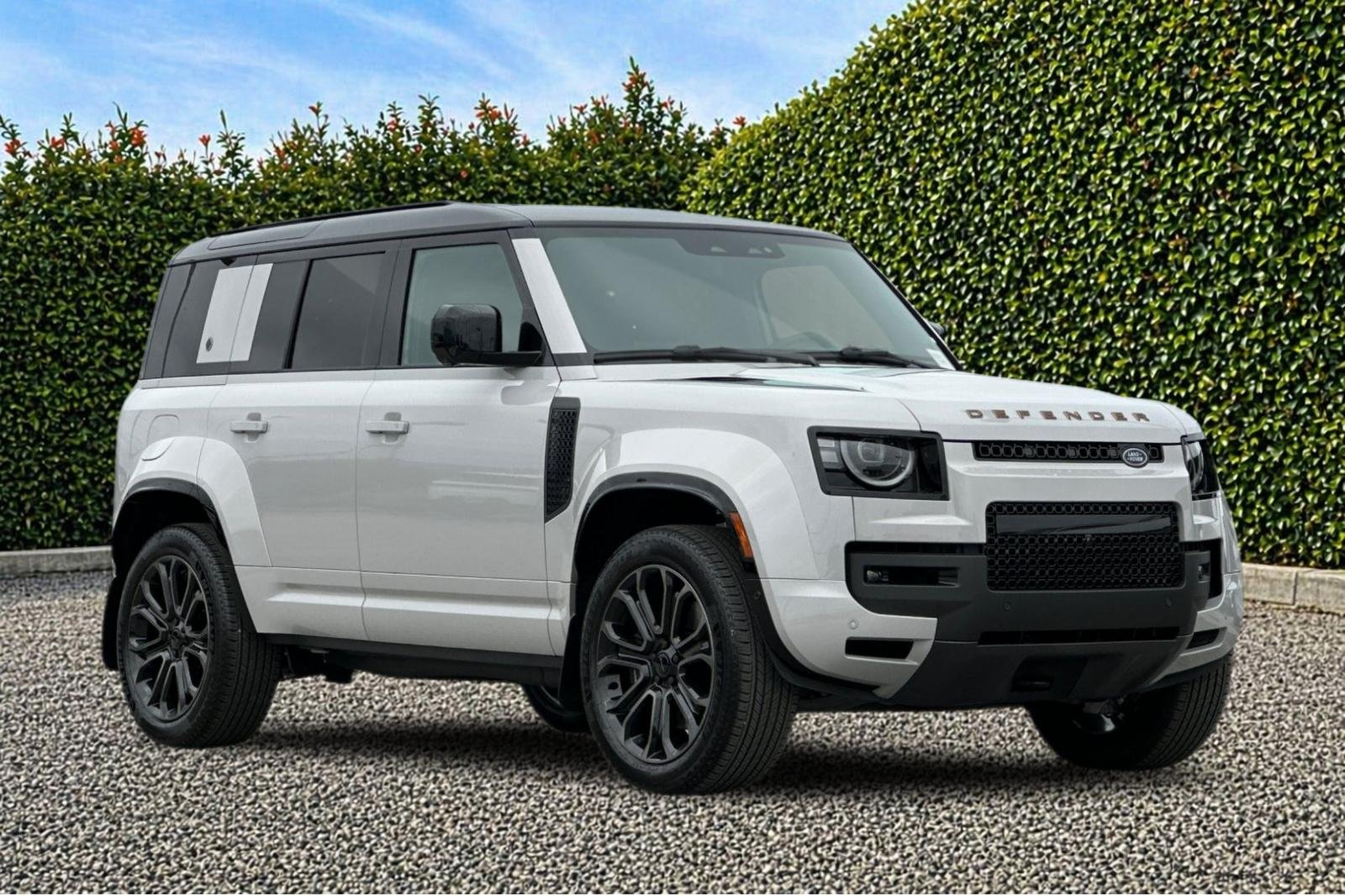 2026 Land Rover Defender OCTA - Photo 8