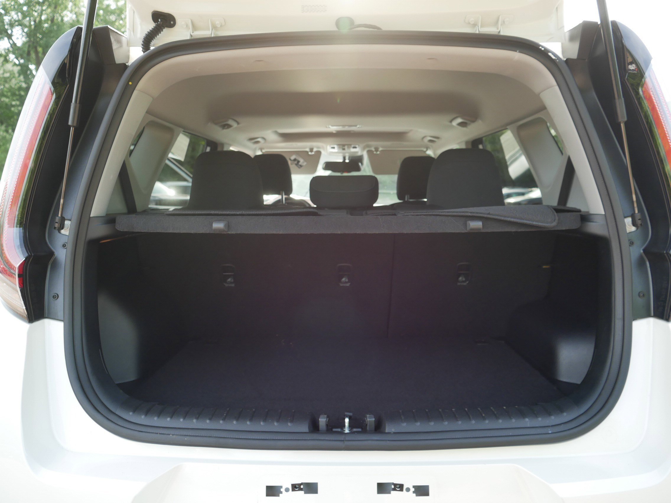 Used 2025 Snow White Pearl Kia EX image 18