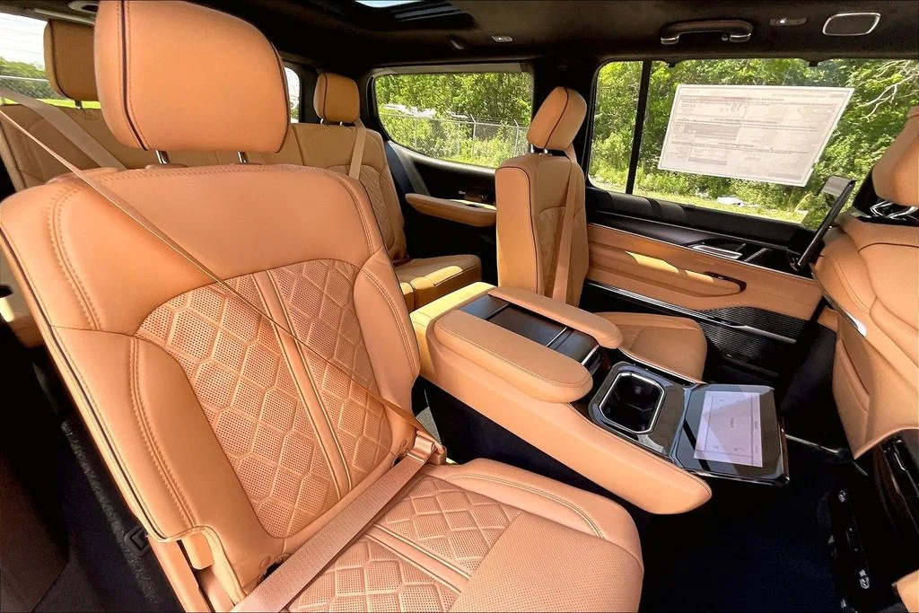 New 2026 Bright White Clear-Coat Exterior Paint Jeep Summit Reserve image 23