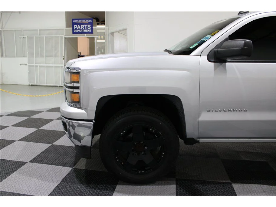 Used 2014 Silver Ice Metallic Chevrolet LT image 9