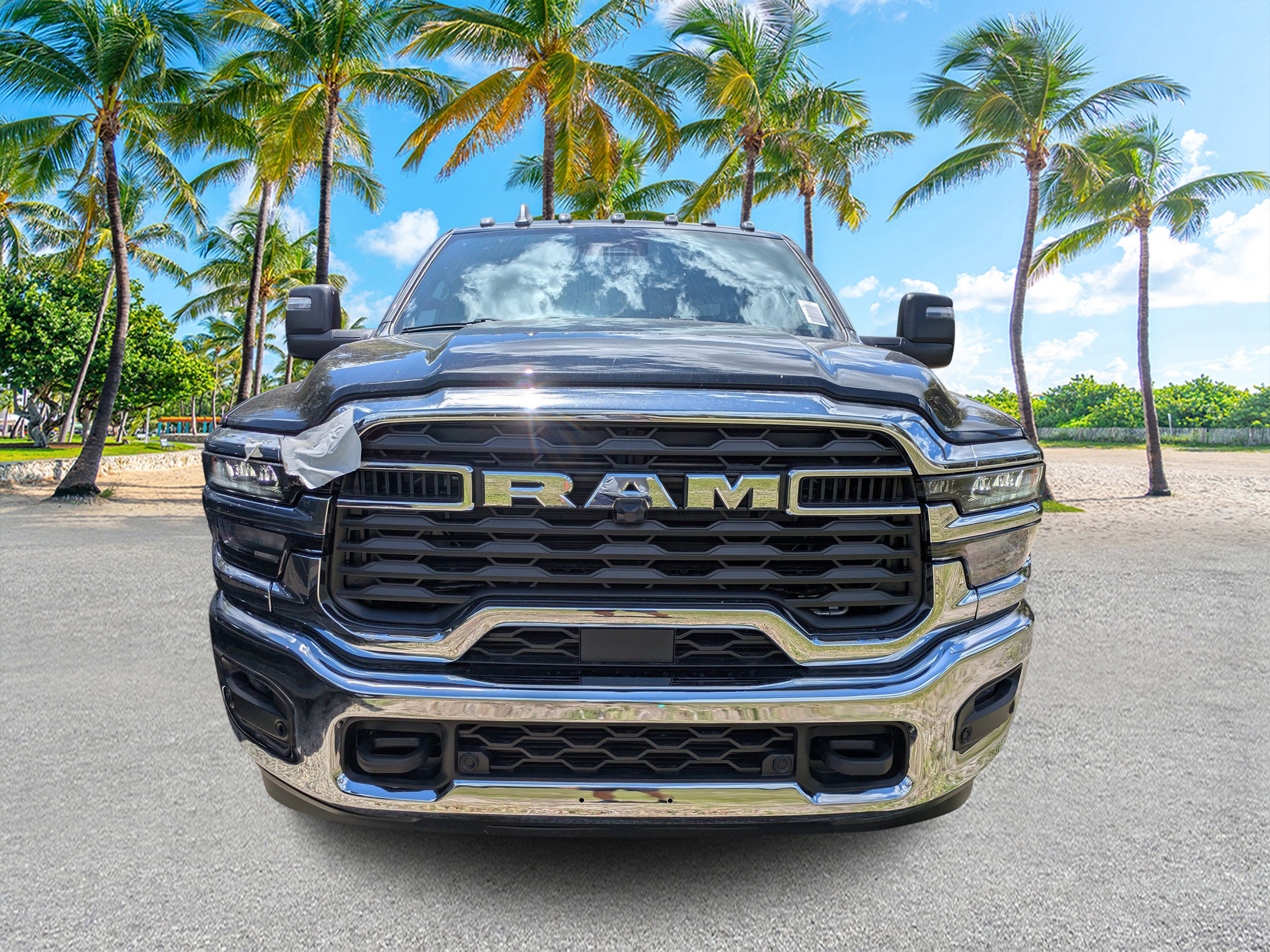 New 2026 Diamond Black Crystal Pearl-Coat Exterior Paint RAM Tradesman image 7