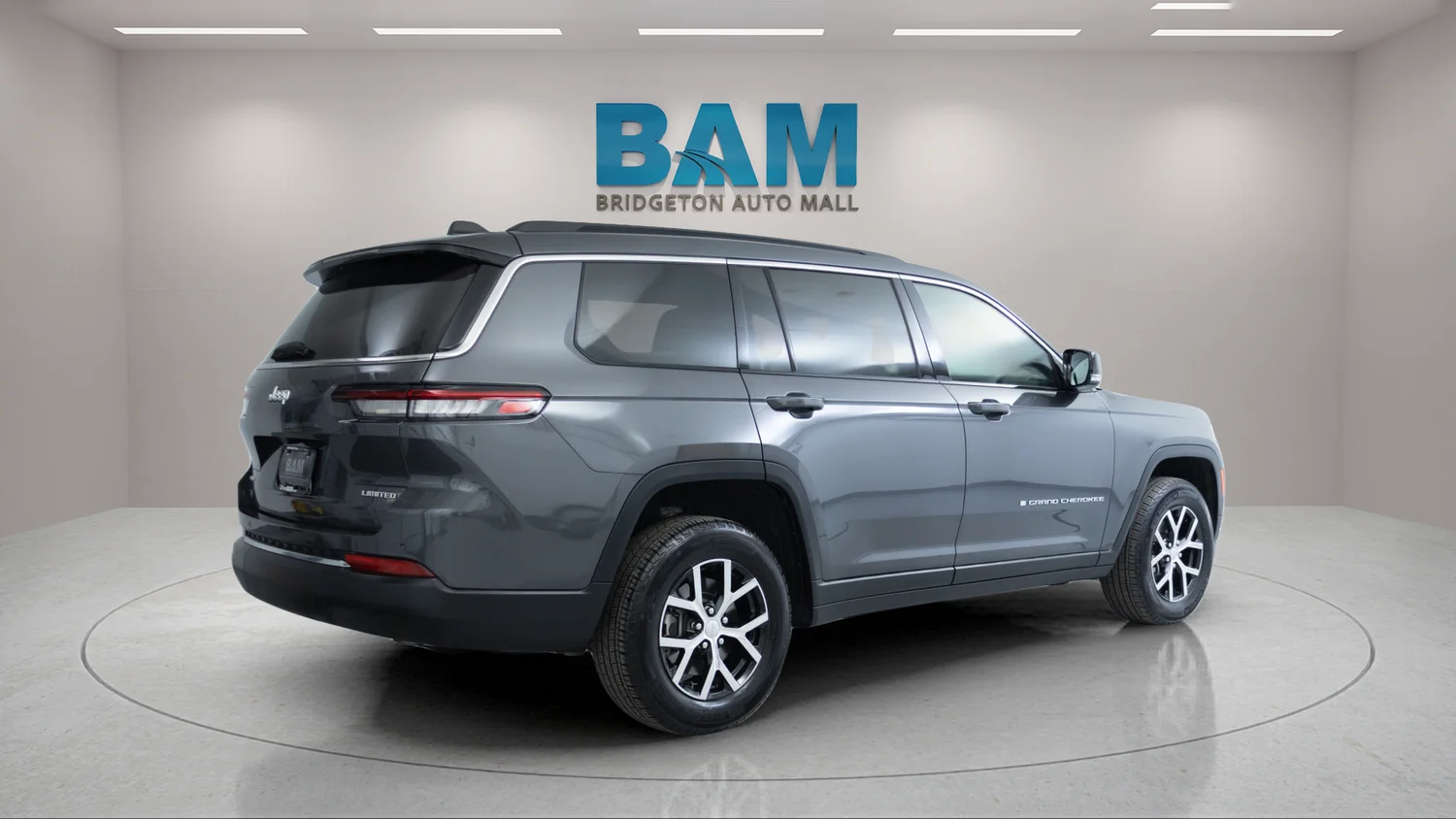 Used 2024 Gray Jeep Limited image 7