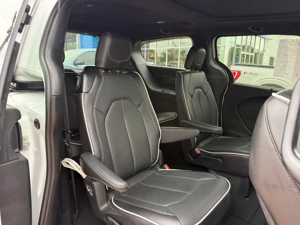 Used 2026 White Chrysler Limited image 21