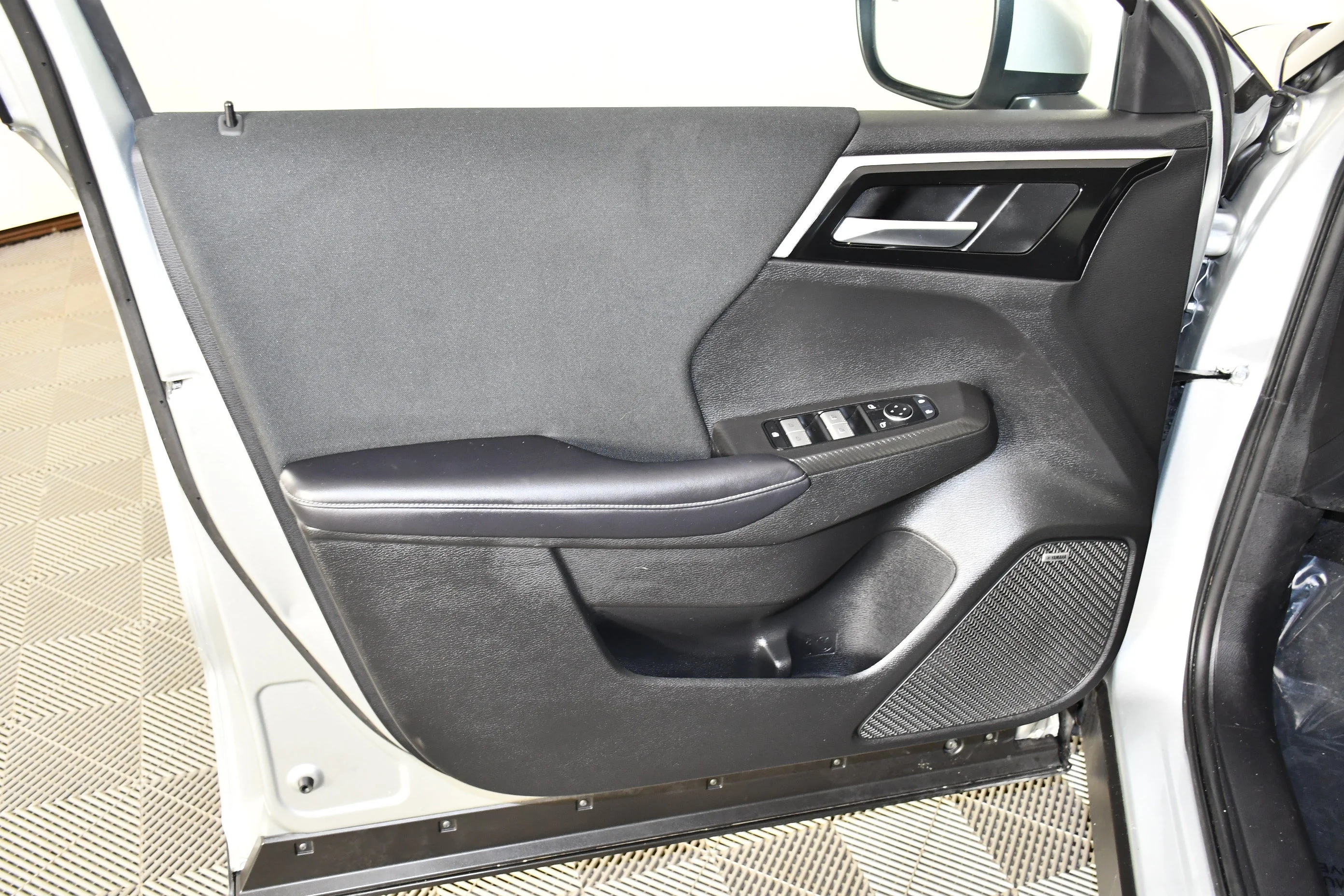 Used 2025 Silver Mitsubishi ES image 23